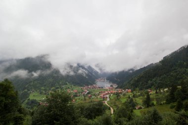 Uzungol (Uzun Göl), Türkiye 'nin en güzel turistik bölgelerinden biridir. Trabzon, Türkiye 'de alabalık gölü ve küçük bir köyü olan dağ vadisi. Yerel halk ve turistler için popüler bir yer
