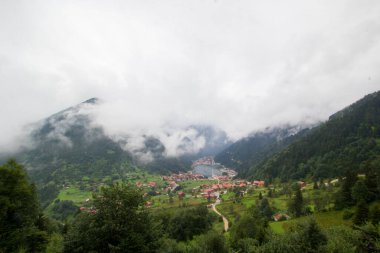 Uzungol (Uzun Göl), Türkiye 'nin en güzel turistik bölgelerinden biridir. Trabzon, Türkiye 'de alabalık gölü ve küçük bir köyü olan dağ vadisi. Yerel halk ve turistler için popüler bir yer