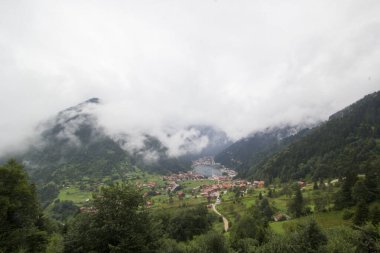 Uzungol (Uzun Göl), Türkiye 'nin en güzel turistik bölgelerinden biridir. Trabzon, Türkiye 'de alabalık gölü ve küçük bir köyü olan dağ vadisi. Yerel halk ve turistler için popüler bir yer