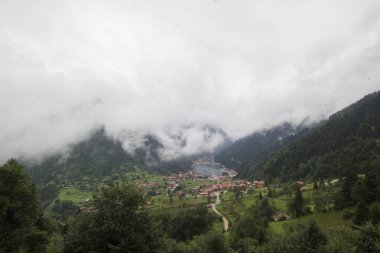 Uzungol (Uzun Göl), Türkiye 'nin en güzel turistik bölgelerinden biridir. Trabzon, Türkiye 'de alabalık gölü ve küçük bir köyü olan dağ vadisi. Yerel halk ve turistler için popüler bir yer