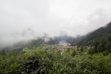 Uzungol (Uzun Göl), Türkiye 'nin en güzel turistik bölgelerinden biridir. Trabzon, Türkiye 'de alabalık gölü ve küçük bir köyü olan dağ vadisi. Yerel halk ve turistler için popüler bir yer