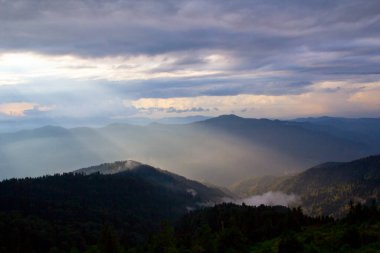 Türkiye 'nin Trabzon kenti yakınlarındaki dağlarda güzel doğa manzarası