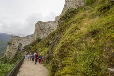 Trabzon, Türkiye - 07 Ağustos 2018: Zil kalesi turistlerinin Karadeniz civarındaki Trabzon, Türkiye 'deki bu yeri ziyaret ettiği görüşü