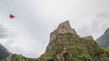 Trabzon, Türkiye - 07 Ağustos 2018: Zil kalesi turistlerinin Karadeniz civarındaki Trabzon, Türkiye 'deki bu yeri ziyaret ettiği görüşü