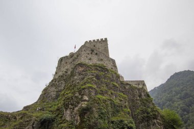 Trabzon, Türkiye - 07 Ağustos 2018: Zil kalesi turistlerinin Karadeniz civarındaki Trabzon, Türkiye 'deki bu yeri ziyaret ettiği görüşü