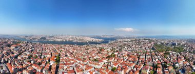 Güneşli bir günde İstanbul 'un panoramik manzarası. İstanbul, Türkiye 'nin yüksek açılı, geniş açılı görüntüsü, yoğun kentsel yayılımın bir göstergesi. Bosphorus panorama güzel bir hava aracı manzaralı tarihi alan turu