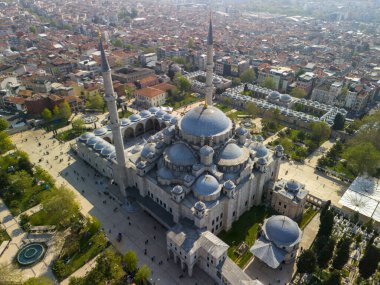 İstanbul, Türkiye 'deki Fatih Camii' nin yüksek açılı manzarası. İstanbul 'daki Fatih Camii' nin havadan çekilmiş bir fotoğrafı, Osmanlı döneminden kalma görkemli bir cami. Süleyman, Sultanahmet, Ayasofya, Ayasofya, Sofya, İslami sembol