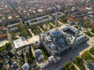 Türkiye 'nin İstanbul kentindeki Fatih Camii' nin yüksek açılı manzarası. Görkemli Fatih Camii 'nin havadan çekilmiş bir fotoğrafı. Mimari ihtişamını ve çevresindeki şehir olan Süleyman Sultan Ahmed turunu gözler önüne seriyor.