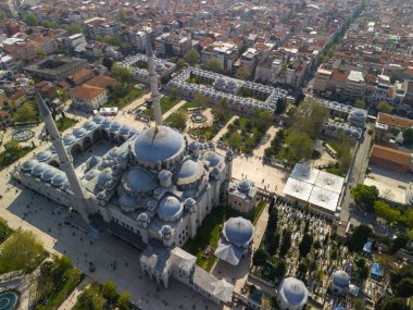 Süleyman Camii 'nin İstanbul, Türkiye' deki manzarası yüksek açılı. İstanbul 'daki etkileyici Süleyman Camii' nin havadan çekilmiş, karmaşık mimarisi ve geniş ölçekli bir görüntüsü var.