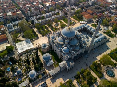 Fatih Camii, Türkiye 'nin İstanbul kentindeki havadan çekilmiş ve mimari ihtişamını ve arkasında yer alan karmaşık ayrıntıları gözler önüne seriyor. Fatih Camii İstanbul 'un yüksek açılı manzarası, Türkiye Sultanahmet