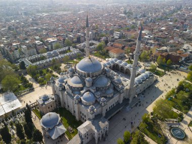 Süleyman Camii 'nin İstanbul, Türkiye' deki manzarası yüksek açılı. İstanbul 'daki görkemli Osmanlı Camii' nin havadan çekilmiş bir fotoğrafı, karmaşık mimarisi ve büyük boyutunu gözler önüne seriyor. Fatih, Sultanahmet