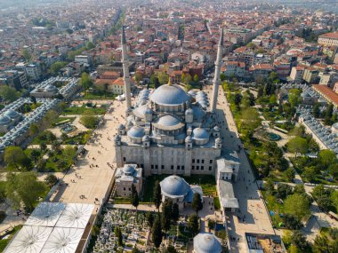 Türkiye 'nin İstanbul kentindeki Sultanahmet Camii' ne İslami bakış. Bu nefes kesici hava çekimi, Türkiye 'nin İstanbul kentinin önemli simgelerinden biri olan Sultanahmet Camii' ni gözler önüne seriyor. Fatih, Süleyman.