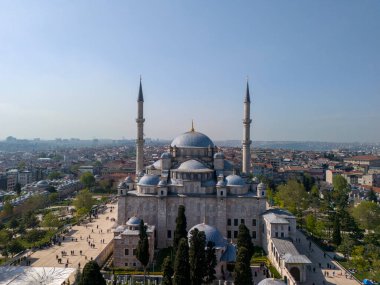 İstanbul 'daki Fatih Camii' nin çarpıcı hava manzarası. Türkiye 'nin İstanbul kentindeki görkemli Fatih Camii' nin havadan çekilmiş bir fotoğrafı. Ayasofya, Süleyman, Sultanahmet, Mavi Cami, İslami sembol, ramazan