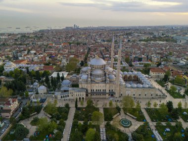 Fatih Camii 'nin ve İstanbul şehir manzarasının yüksek açılı görüntüsü. Bu havadan çekilen fotoğraf, Türkiye' nin İstanbul kentindeki Fatih Camii 'nin kentteki yayılmasını gösteriyor. Süleyman, Sultanahmet, Kandil