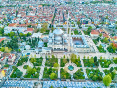 İstanbul, Türkiye 'deki Süleyman Camii ve Çevre Parkları' nın hava görüntüsü. Türkiye 'nin İstanbul kentindeki Süleyman Camii' nin havadan çekilmiş bir fotoğrafı, mimari ihtişamını ve çevre parklarını gözler önüne seriyor. 