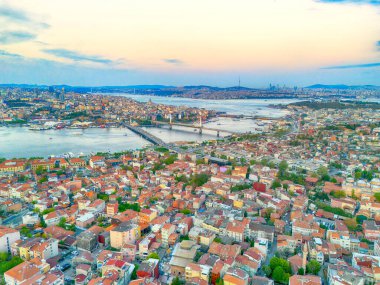 İstanbul 'un gün batımındaki panoramik manzarası. İstanbul, Türkiye 'nin nefes kesici bir hava perspektifi, gün batımında kentin genişleyen kentsel manzarasını gözler önüne seriyor. Eminonu, Fatih, Galata, Halic turu  
