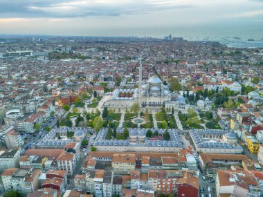Fatih Camii 'nin ve İstanbul Şehri' nin havadan görünüşü. İstanbul 'daki Fatih Camii kompleksinin yüksek açılı, tam görüntüsü, kentin kentsel yayılımıyla çevrili. SULEYMANIYE, SULTANAHMET, HAGIA SOPHIA  