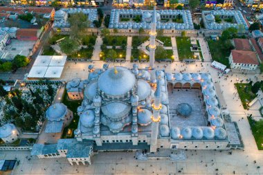 Türkiye 'nin İstanbul kentindeki Fatih Camii' nin yüksek açılı manzarası. Türkiye 'nin İstanbul kentindeki Osmanlı döneminden kalma bir cami olan Fatih Camii' nin havadan çekilmiş bir fotoğrafı. Mavi Cami, Süleyman, Ayasofya Kandil, Ayasofya Sophia 