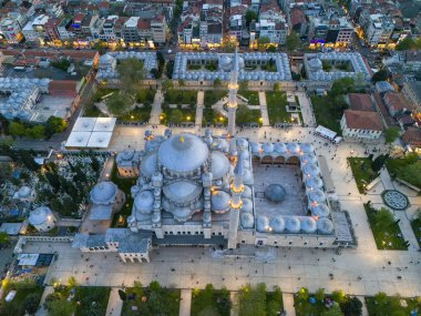 İstanbul, Türkiye 'deki Süleyman Camii' nin alacakaranlıktaki yüksek açılı görüntüsü. İstanbul, Türkiye 'deki görkemli Süleyman Camii' nin havadan çekilmiş bir fotoğrafı.