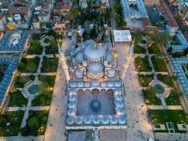 Türkiye 'nin İstanbul kentindeki Fatih Camii' nin havadan görünüşü. Yüksek açılı, Türkiye 'nin İstanbul kentindeki Fatih Camii' nin tam görüntüsü, karmaşık mimarisini ve çevre bahçelerini gözler önüne seriyor. SULEYMANIYE Tur