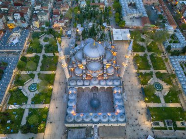 İstanbul 'daki Süleyman Camii ve Bahçeleri' nin havadan görünüşü. Alacakaranlıkta İstanbul 'daki Süleyman Camii' nin ve etrafındaki bahçelerin yüksek açılı, tam görüntüsü. Eminonu, Mavi Cami, Ayasofya 