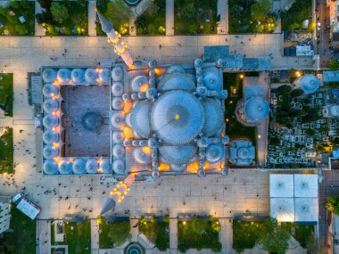 Ayasofya 'nın Gece Aydınlanmış Hava Görüntüsü. Türkiye' nin İstanbul kentinde, alacakaranlıkta Ayasofya 'nın nefes kesici bir görüntüsü. Süleyman, Mavi Cami, Sultanahmet, Ramazan, İslam sembolü kandil.