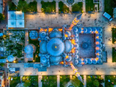 İstanbul, Dusk 'ta Süleyman Camii Hava Görüntüsü. Alacakaranlıkta İstanbul 'daki Süleyman Camii' nin havadan çekilmiş bir fotoğrafı, karmaşık mimari ve kubbe yapılarını gözler önüne seriyor. Fatih, Ramazan kandil 