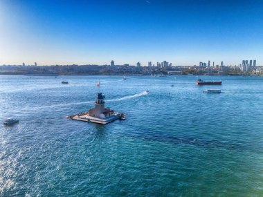 İstanbul, Türkiye 'deki Boğaz' ın panoramik manzarası tarihi bir dönüm noktasıdır. Yüksek açı, İstanbul Boğazı 'nın tam görüntüsü. Bakire Kulesi Kiz Kulesi Uskudar Türkiye Hava Aracı İHA turu