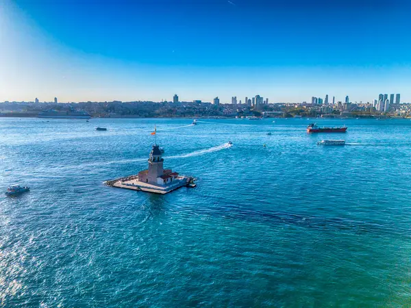 İstanbul, Türkiye 'deki Boğaz' ın panoramik manzarası tarihi bir dönüm noktasıdır. Yüksek açı, İstanbul Boğazı 'nın tam görüntüsü. Bakire Kulesi Kiz Kulesi Uskudar Türkiye Hava Aracı İHA turu