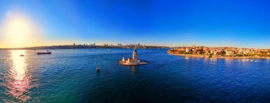 İSTANBUL Şafak vakti Türkiye 'deki Bakire Kulesi' nin panoramik manzarası. Türkiye 'deki Leander Kulesi' nin (Kiz Kulesi) nefes kesici panoramik manzarası, güneşin altın ışığında yıkandı. Boğaz Uskudar