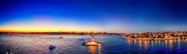 Günbatımında İstanbul 'un Altın Boynuzu' nun panoramik manzarasında Bakire Kulesi yer alıyor. Günbatımında İstanbul 'daki Altın Boynuz' un göz kamaştırıcı panoramik manzarası. Boğaziçi Leander 'in Kulesi, Uskudar, Türkiye turizmi