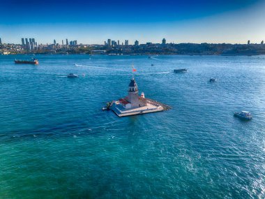 İstanbul, Türkiye 'deki Bakire Kulesi' nin havadan görünüşü. İstanbul Boğazı 'ndaki Kiz Kulesi' nin (Leander 's Tower) çarpıcı yüksek açılı tam görüntüsü. Marmara denizinin en iyi turistik turistik turnesi