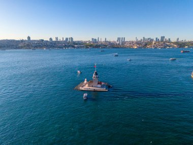 Türkiye 'nin İstanbul kentindeki Kiz Kulesi hava manzaralı Leanders Tower. İstanbul, Türkiye 'deki Bakire Kulesi' nin (Kiz Kulesi) yüksek açılı, tam görüntüsü, İstanbul Boğazı 'nın sakin mavi sularında yer alıyor..