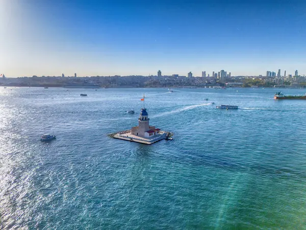 İstanbul, Türkiye 'deki Maiden' s Tower Aerial View. İstanbul Boğazı Türkiyesi 'ndeki Leander Kulesi' nin (Kiz Kulesi) çarpıcı bir hava görüntüsü. İstanbul Uskudar için en iyi turistik yer.
