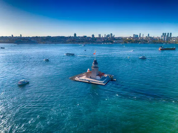 Türkiye 'nin İstanbul kentindeki Kiz Kulesi' nin hava görüntüsü. Türkiye 'nin İstanbul kentindeki Bakire Kulesi' nin (Leander 's Tower) turneye karşı güzel bir turkuaz suyla çekilmiş çarpıcı hava görüntüsü.