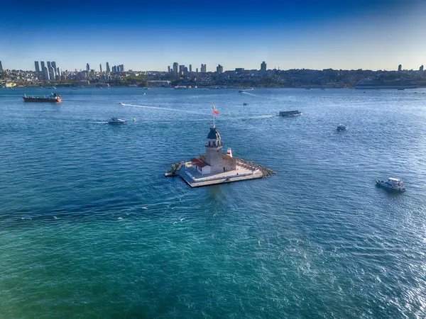 İstanbul, Türkiye 'deki Bakire Kulesi' nin havadan görünüşü. İstanbul Boğazı 'ndaki Kiz Kulesi' nin (Leander 's Tower) çarpıcı yüksek açılı tam görüntüsü. Marmara denizinin en iyi turistik turistik turnesi