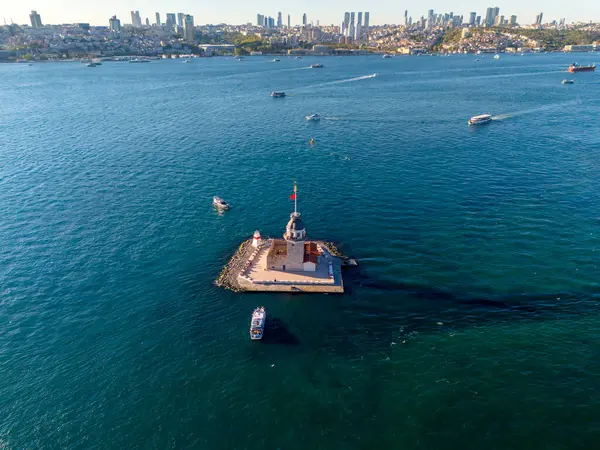İstanbul 'daki Bakire Kulesi' nin yüksek açılı görüntüsü. Türkiye 'nin İstanbul kentindeki Leander' s Tower 'ın (Kiz Kulesi) havadan çekilmiş bir görüntüsü.