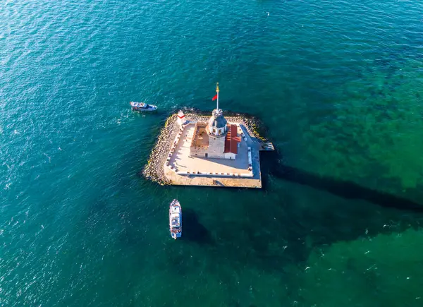 İstanbul Boğazı 'nın yüksek açılı manzaralı MaIDENS Towers. İstanbul, Türkiye 'deki Leander Kulesi' nin (KIZ KULESI) İstanbul Boğazı 'ndaki hava görüntüsü. Türkiye, marmarmara denizi, yaz
