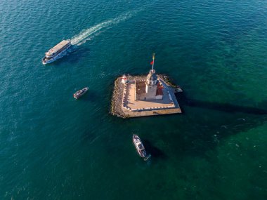 İstanbul Boğazı 'nda Bakire Kulesi' nin Yüksek Açılı Manzarası ve Tekneleri. İstanbul, Türkiye 'de bulunan KIZ KULESI (Leander' s Tower) hava görüntüsü. Türkiye güzel bir tatil.