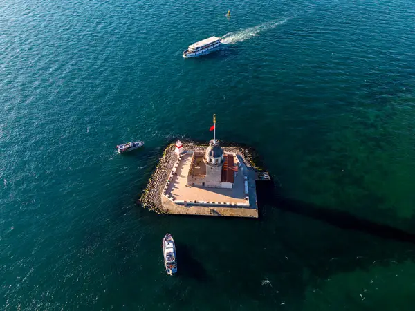 Teknelerle Bakire Kulesi 'nin (İstanbul) Kiz Kulesi Hava Görüntüsü. Yüksek açılı, Marmara Denizi 'ndeki Bakire Kulesi' nin (istanbul) tam görüntüsü. Uskudar Türkiye 'nin en iyi tarihi turistik yeri