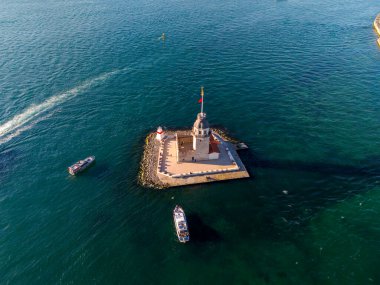 Kiz Kulesi Uskudar 'ın İstanbul' daki hava görüntüsü. Yüksek açı, Maiden 's Tower (Leander' s Tower) Türkiye 'nin tam görüntüsü, suyun içinde ve yakınında küçük tekneler var. Sembol İstanbul Turizmi