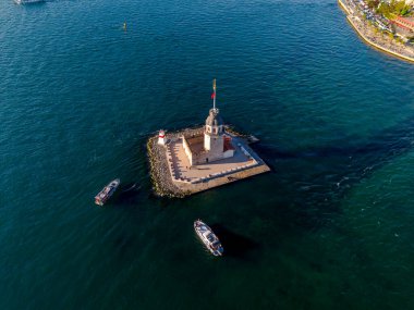 İstanbul, Türkiye 'deki Bakire Kulesi' nin Uskudar yüksek açılı görüntüsü. İstanbul Türkçesi 'nin sakin sularında yer alan tarihi Kiz Kulesi' nin (Leander 's Tower) çarpıcı bir görüntüsü. en iyi turizm