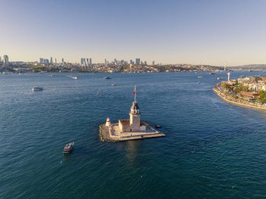 İstanbul 'un Sahne Koyu' ndaki Majestic Maiden 's Tower. İstanbul, Türkiye 'de bulunan Maiden' s Tower 'ın (Kiz Kulesi) yüksek açılı tam görüntüsü. Türkiye 'nin en iyi tarihi turizm sembolü
