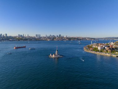 İstanbul 'un Bakire Kulesi' yle Altın Boynuz Panoramik Manzarası. İstanbul, Türkiye 'deki Golden Horn' un nefes kesici bir görüntüsü. Kiz Kulesi Boğazı tarihi Uskudar Salacak turizm sembolü Türkiye 