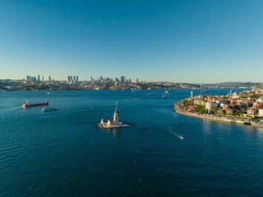 İstanbul 'un Bakire Kulesi ve Şehir manzarasının çarpıcı hava manzarası. Türkiye 'nin İstanbul kentindeki Bakire Kulesi' nin (Kiz Kulesi) nefes kesici bir görüntüsü, kentin ufuk çizgisi Türkiye 'nin tamamına yayılıyor