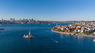İstanbul 'un Bakire Kulesi ve Şehir manzarasının panoramik hava manzarası. İstanbullu KIZ KULESI 'nin FOREOUND' da sergilendiği nefes kesici bir hava manzarası. Uskudar Türkiye 'nin en iyi tarihi