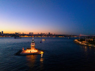 İstanbul Alacakaranlık 'ta en iyi turizm sembolü Sersemletici USKUDAR. Bu nefes kesici hava görüntüsü İstanbul 'da akşam karanlığında Bakire Kulesi' ni (Kiz Kulesi) çekiyor. Turistik tarihi yer turu