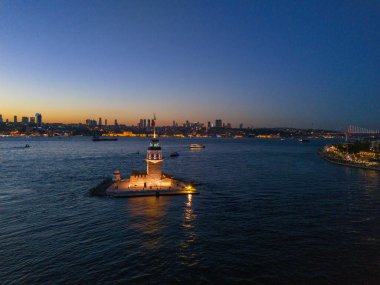 İSTANBUL, Türkiye 'nin Bakire Kulesi' nin (Kiz Kulesi) günbatımında aydınlanan bir görüntüsü. İstanbul Uskudar istanbul Türk turizm turizmi günbatımında Bakire Kulesi 'nin çarpıcı hava görüntüsü