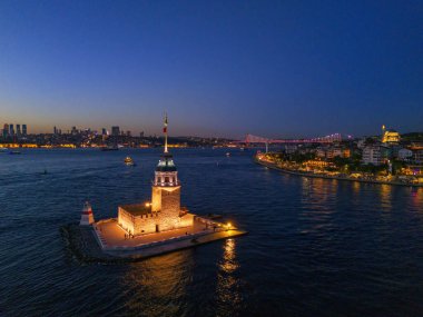 Günbatımı İstanbul Bakireleri Kulesi Gece Göz kamaştırıcı Hava Görüntüsü. Türkiye 'nin İstanbul kentinde bulunan Maiden' s Tower 'ın (Kiz Kulesi) nefes kesici bir görüntüsü gece aydınlandı. Türkiye turizm reklam sembolü