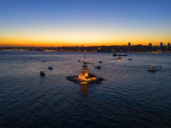 İstanbul 'da gün batımında Maiden' s Tower 'da. Gün batımında İstanbul, Türkiye 'deki Bakire Kulesi' nin (Kiz Kulesi) nefes kesici bir görüntüsü. Uskudar Beşiktaş 'ın teknesi Boğaziçi romantik turizm sembolü 